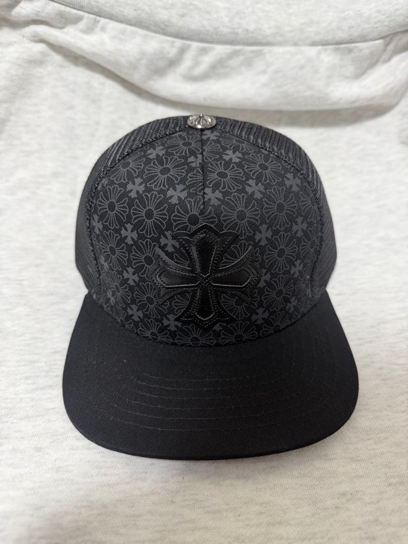 フラワーパターンのブラックキャップ、CHROME HEARTSの刺繍ロゴ付き