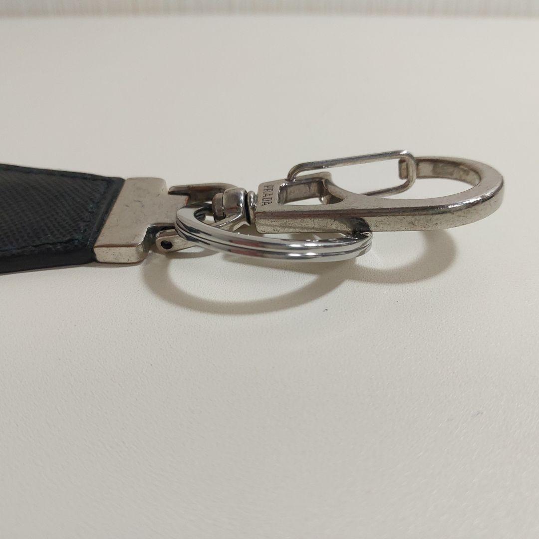 プラダ トライアングルロゴ キーホルダー サフィアーノ ブラック