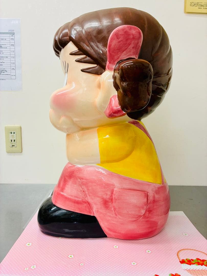 超希少】ペコちゃん 陶器製 特大人形 非売品 - メルカリ