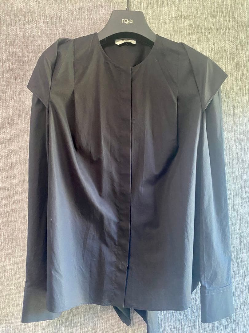 値下げ価格美品FENDIタイ付き長袖シャツ ブラックハンガー付き