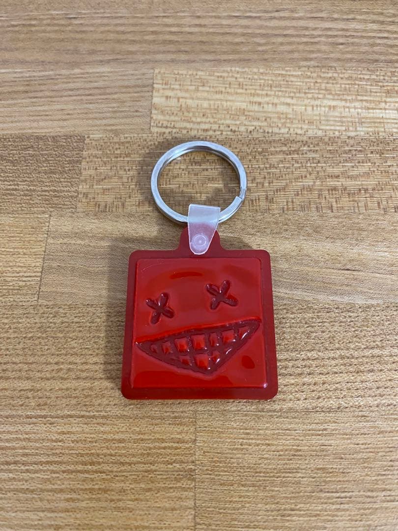 米津玄師　 キーホルダー　ニンマリ　赤　ピースサイン Amazon.co.jp: 米津玄師 ニンマリくん キーホルダー 赤 ホビー グッズ