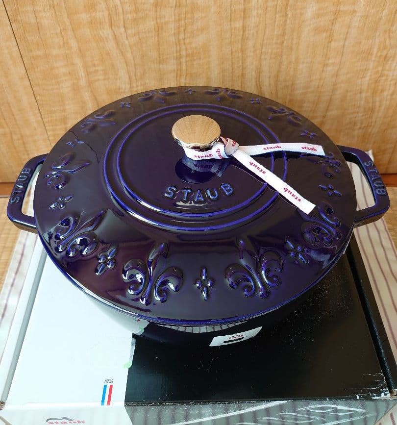 staub【新品】フルール・ド・リス フレンチオーブン24㎝ グランブルー
