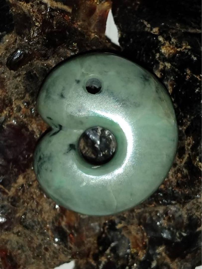 糸魚川翡翠 希少入手困難最上一級品 勾玉 ジェイド 🐥🐉【希少/最高品質】糸魚川翡翠勾玉(透過)/成功、繁栄、霊性 | -縁