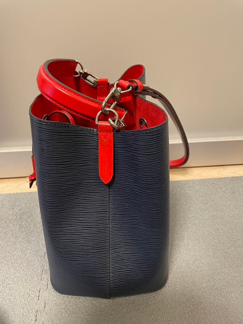 ネイビーとレッドの巾着型バッグ ルイヴィトン エピ 美品 ネオノエ