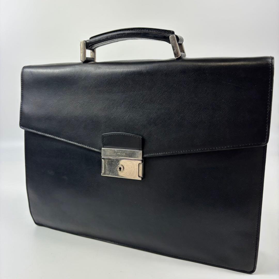 プラダ サフィアーノレザー ブリーフケース ブラック 大容量 ブラック サフィアーノレザー ブリーフケース | PRADA