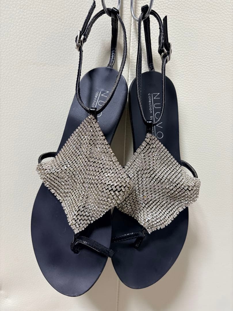 NUOVO ビジュー付きフラットサンダル ブラック - メルカリ