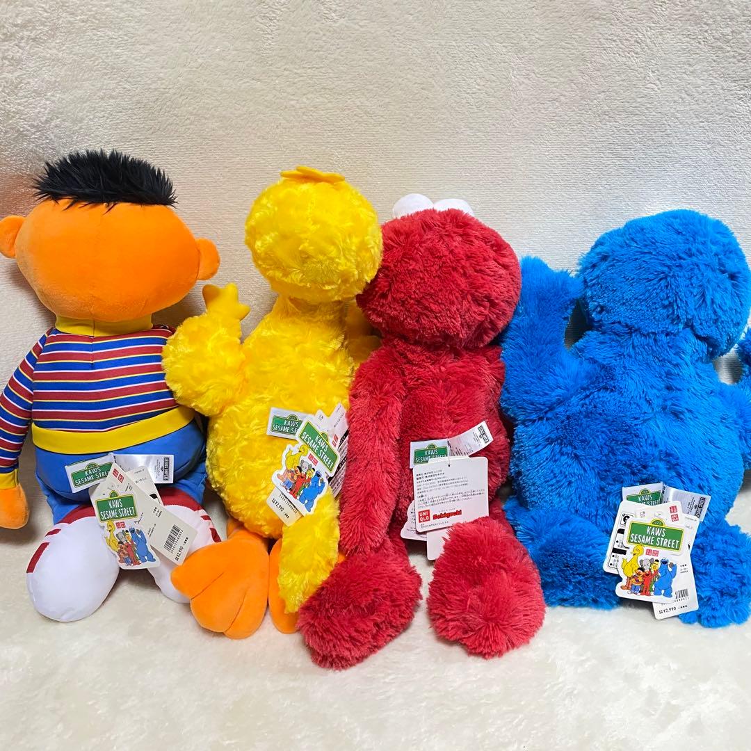 タグ付き】ユニクロ KAWS セサミストリート ぬいぐるみ カウズ - メルカリ