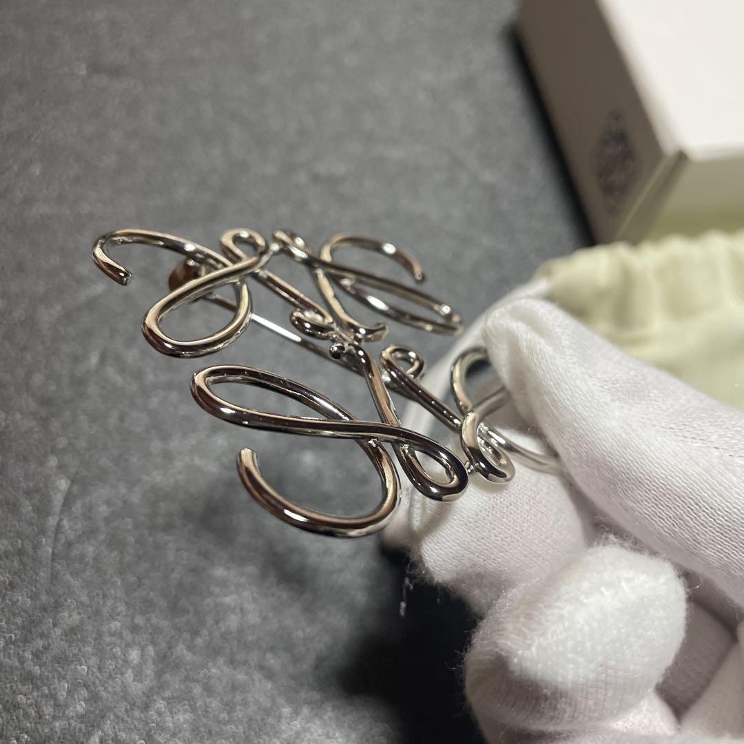 LOEWE シルバーブローチ ロゴデザイン 最低 価格