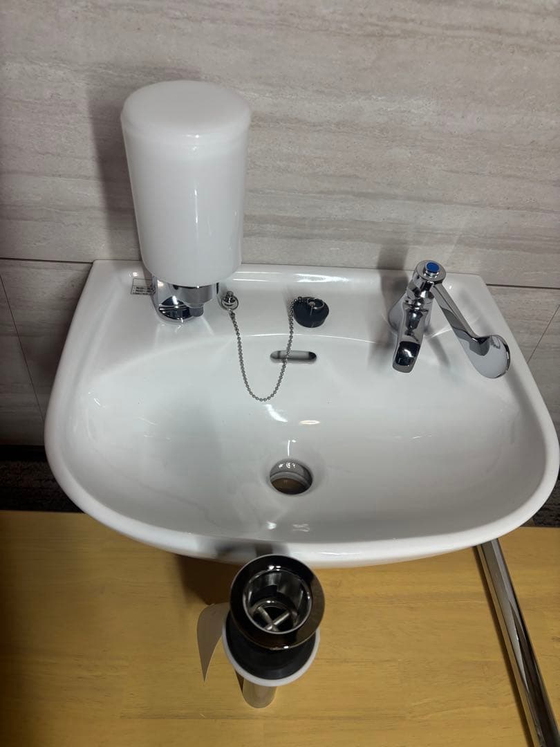 平付手洗い器　大　立形水石けん入　水栓　配管セット LIXIL（リクシル） 平付手洗器 水石けん入付(壁給水・床排水) ハンドル