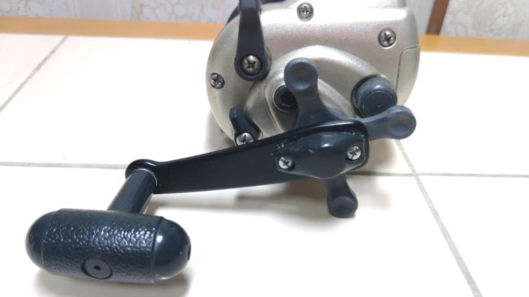 初売り最終】シマノ 電動リール3000H(破損有) &1000EV ＋竿置き - メルカリ