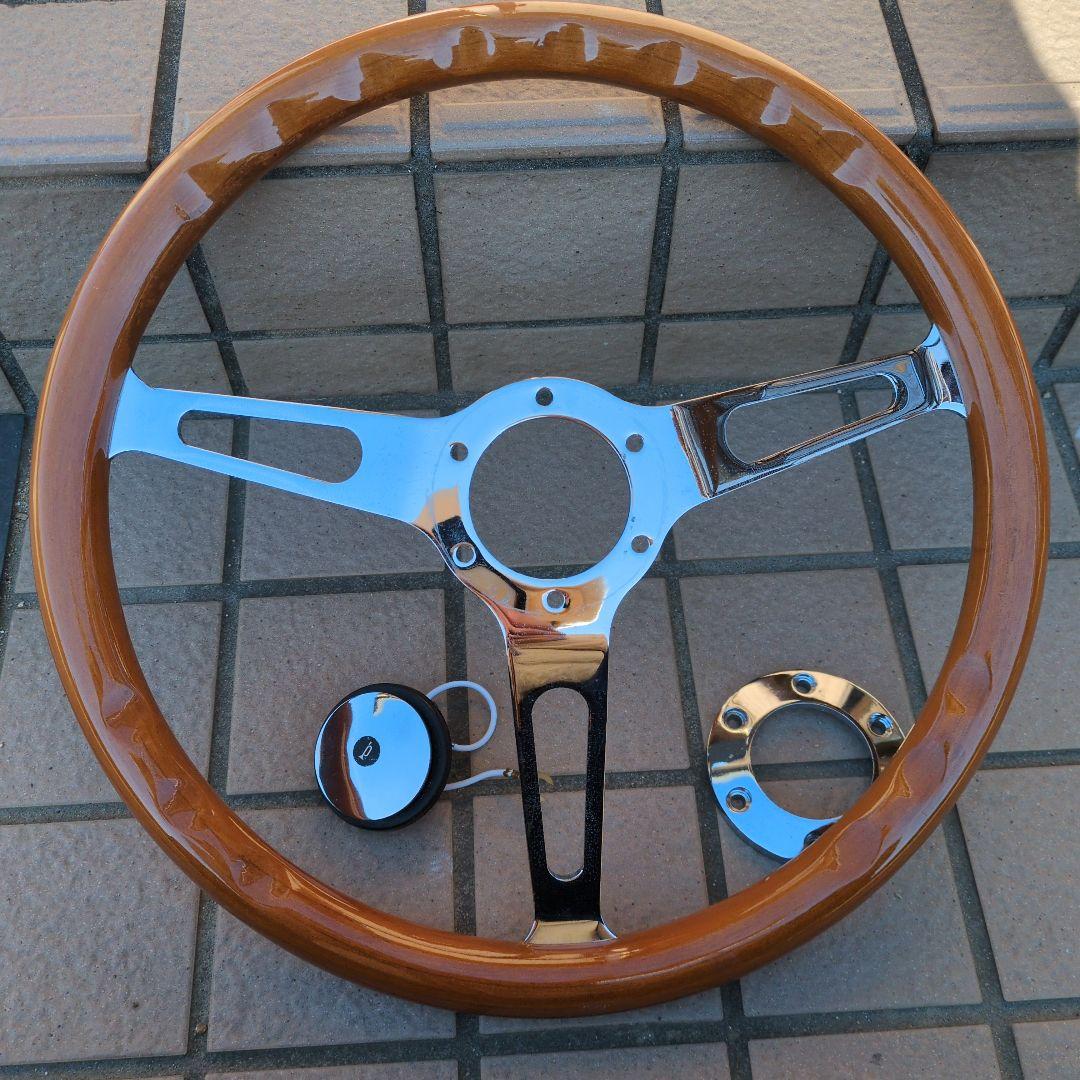 ウッドとクロームの3スポークステアリングホイール