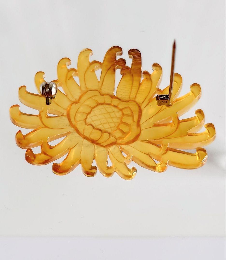 ヴィンテージ ブローチ 本鼈甲 彫刻 菊の花 モチーフ D32