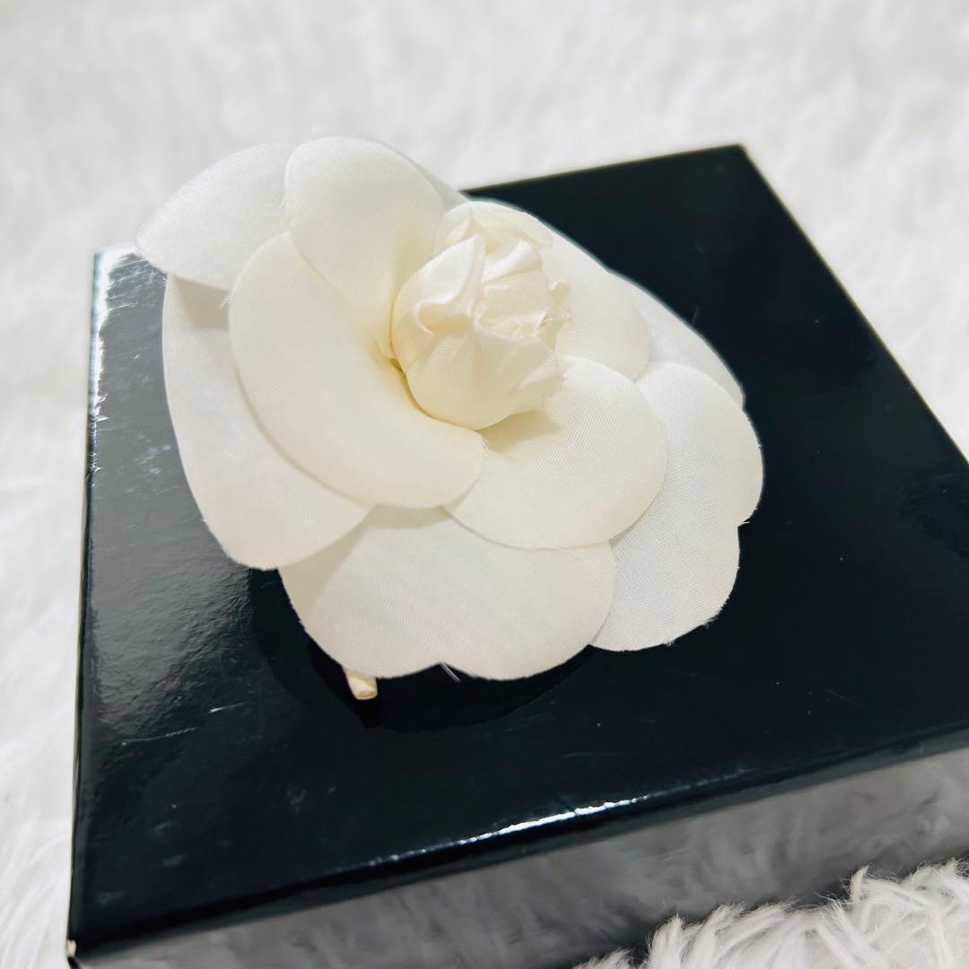 CHANEL シャネル ナイロン カメリア コサージュ ブローチ 白 ホワイト