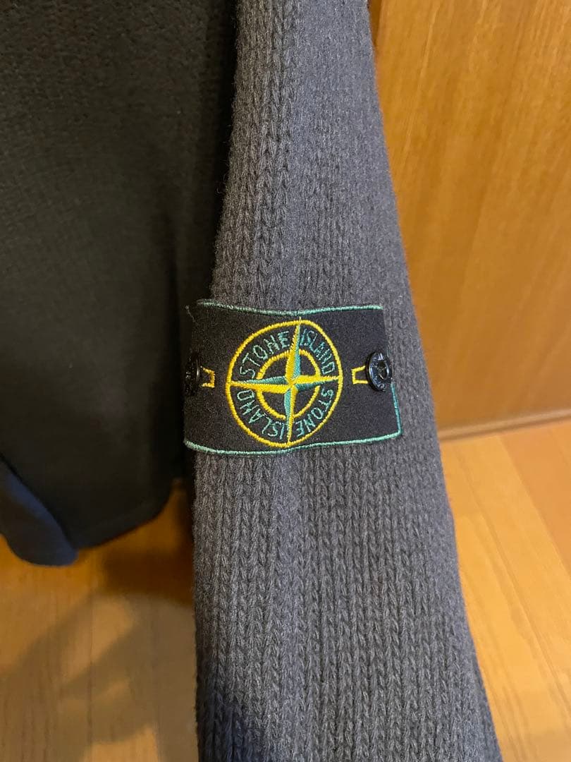 タ*シ様 98aw STONE ISLAND ストーンアイランド グレー Vネッ - メルカリ