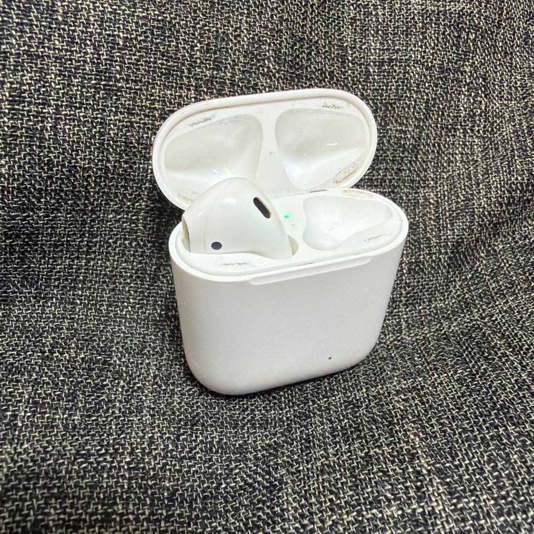 AirPods本体 ホワイト 充電ケース付き-左耳のみ - メルカリ