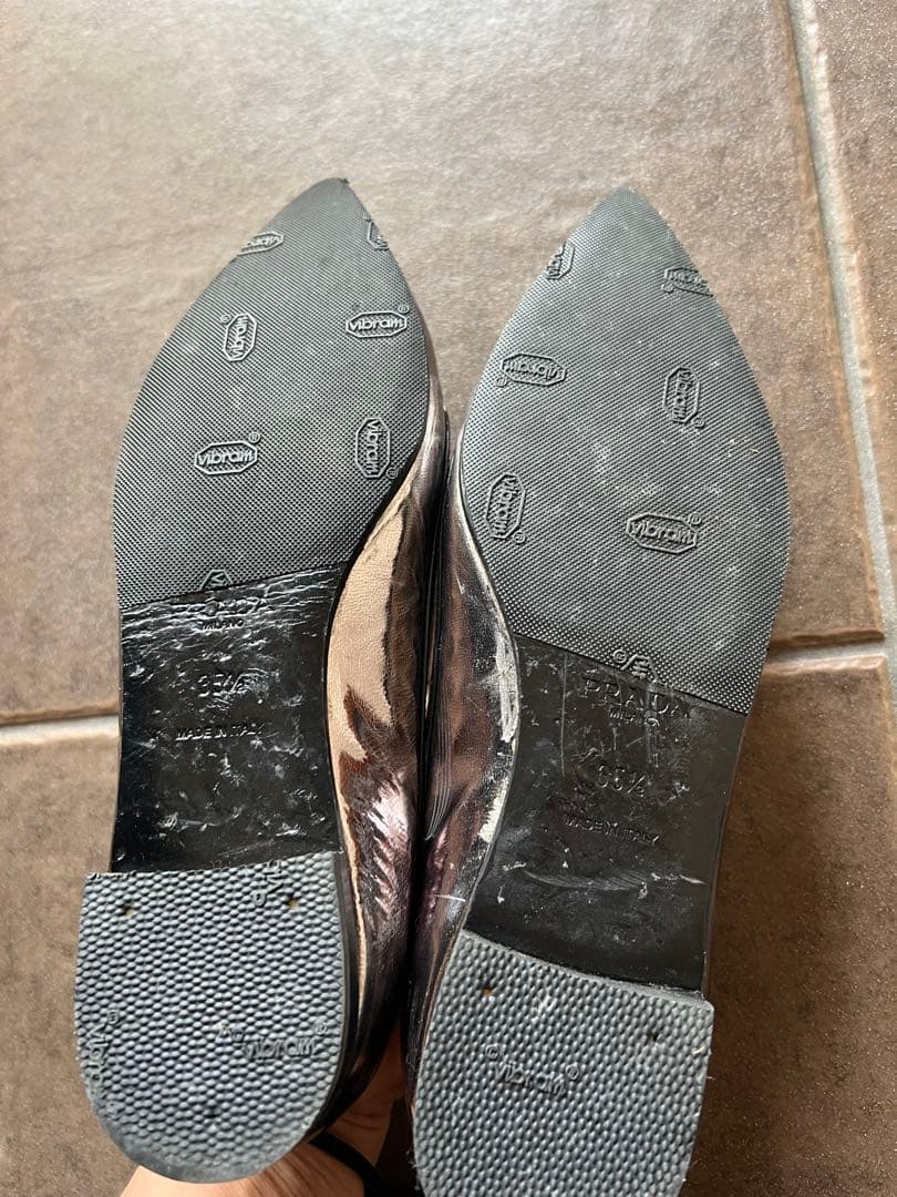 PRADA シルバー ポインテッドトゥ フラットシューズ - メルカリ