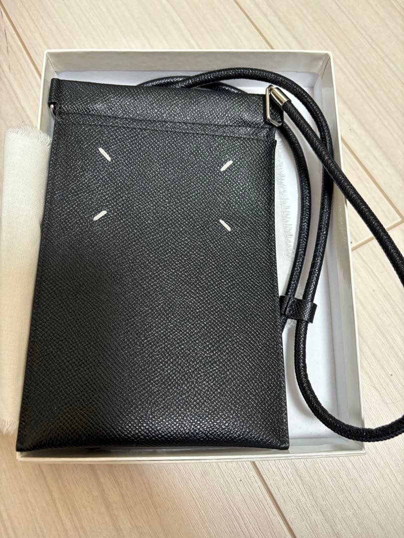 箱、タグつき 未使用 マルジェラ スマホショルダーバッグ ブラック