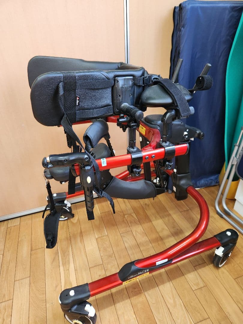 障害児 歩行器 リフトンペーサー 障害児者リハビリテーション施設 高機能歩行器『リフトン ペーサー』で