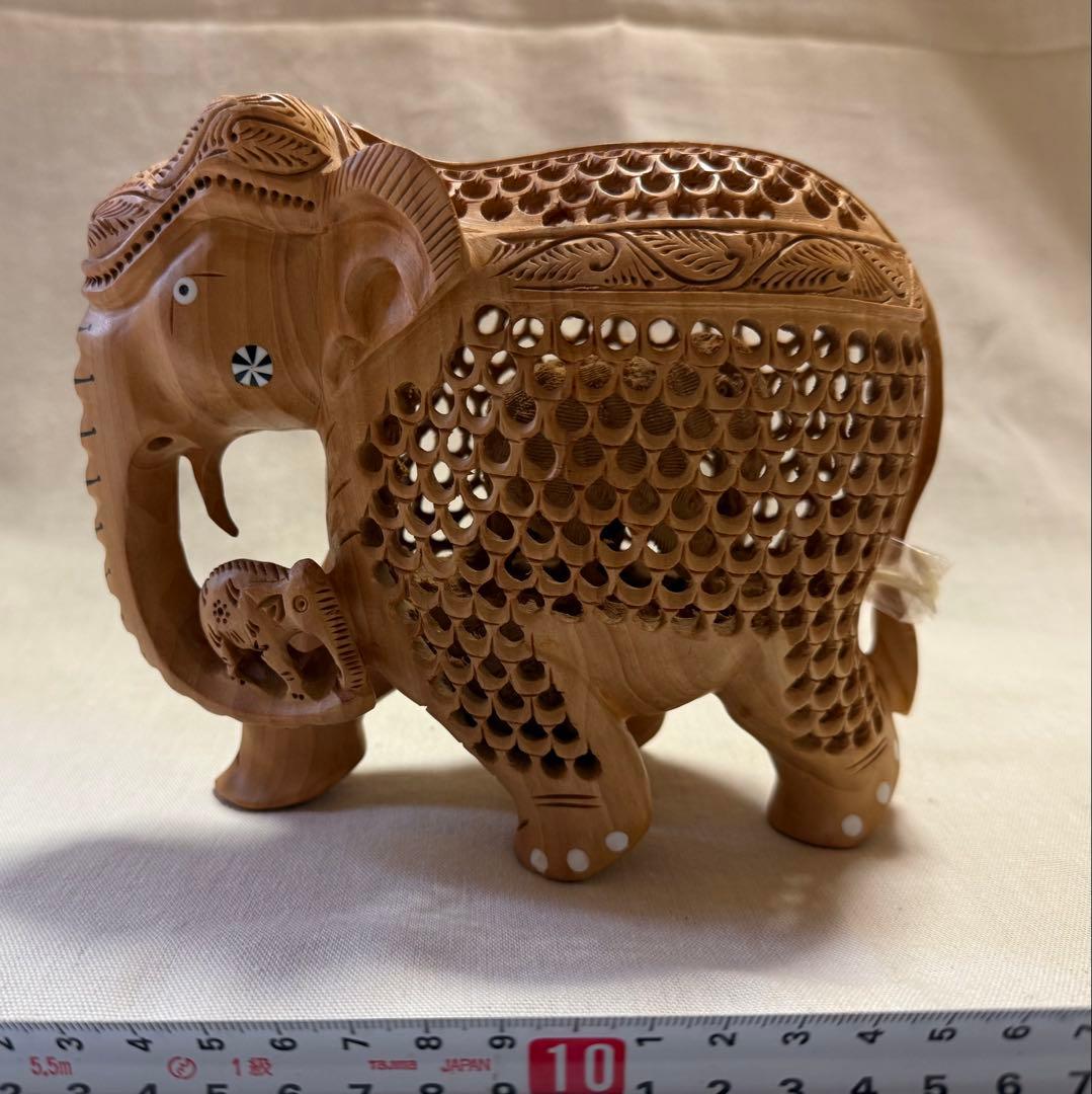 タイ土産】迫力満点！美しい透かし彫りの木彫り親子象（ゾウ） - メルカリ
