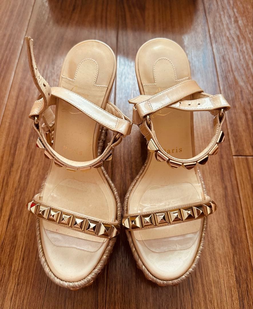 n*n様専用 ルブタン ベージュエナメルサンダル