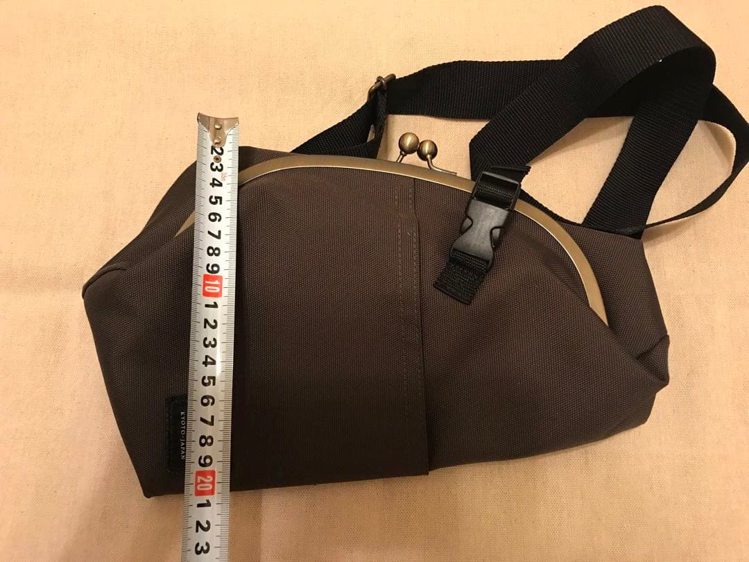 日曜限定値下げ AYANOKOJI がま口 ボディバッグ カーキ - メルカリ