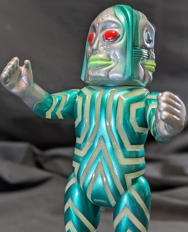 三面怪人 ダダ（M1号）三面バージョン ソフビフィギュア 蓄光