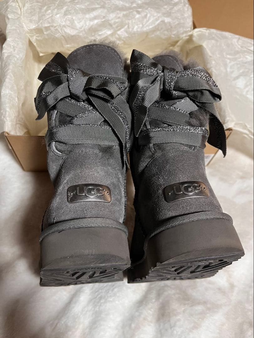 UGG グレー リボン付き ムートンブーツ ケアプロテクターと替えリボン