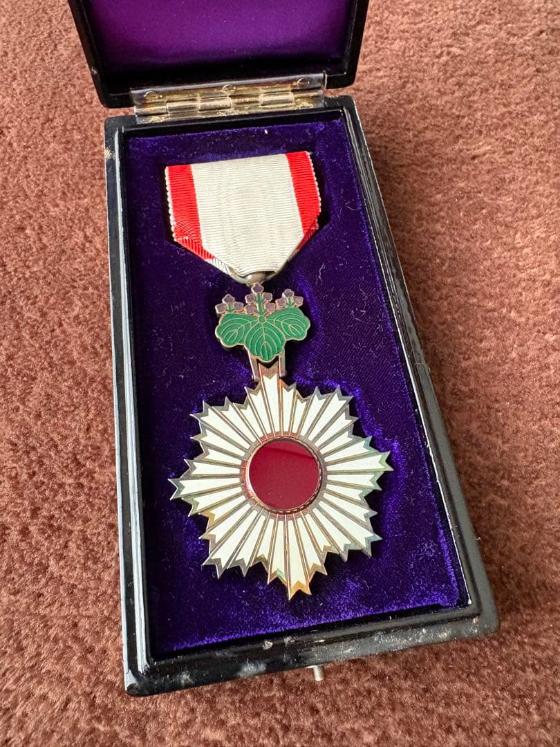 勲章 勲五等単光旭日章 共箱付 Yahoo!オークション - 勲章2点・勲五等瑞宝章勲五等単光旭日章・六等