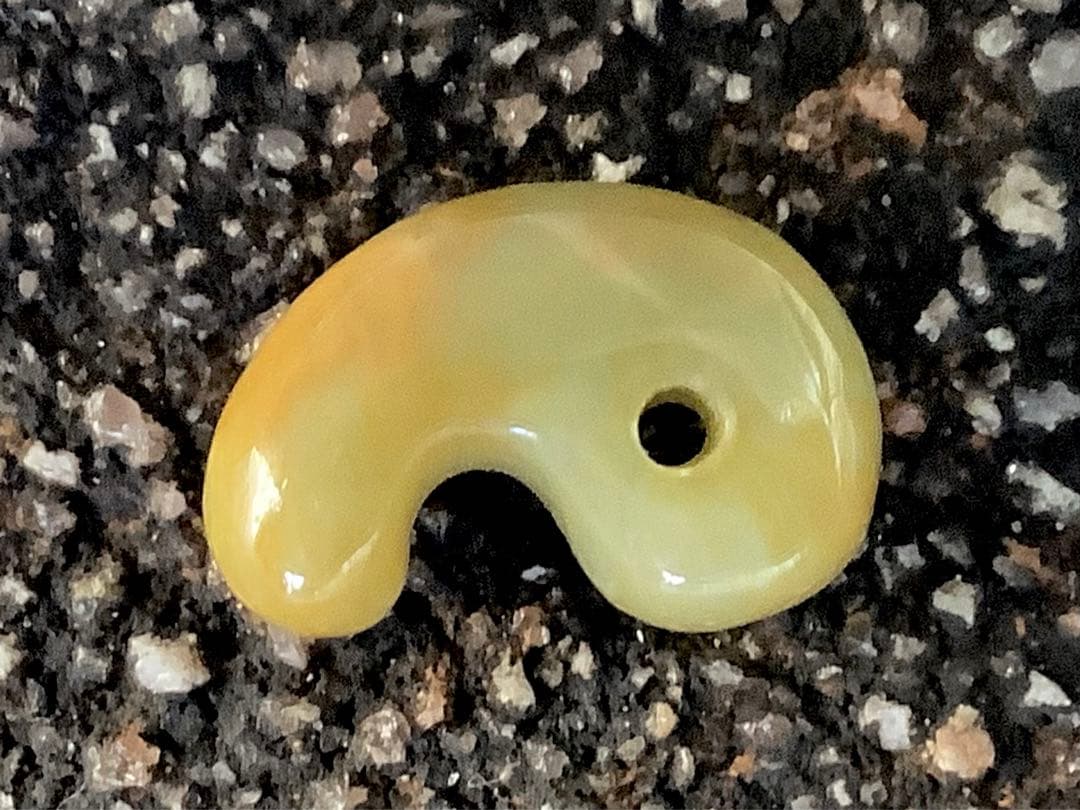 ⭕️超極上レア物✳一番数少ない幸運の黄色‼️ 幻の糸魚川翡翠勾玉