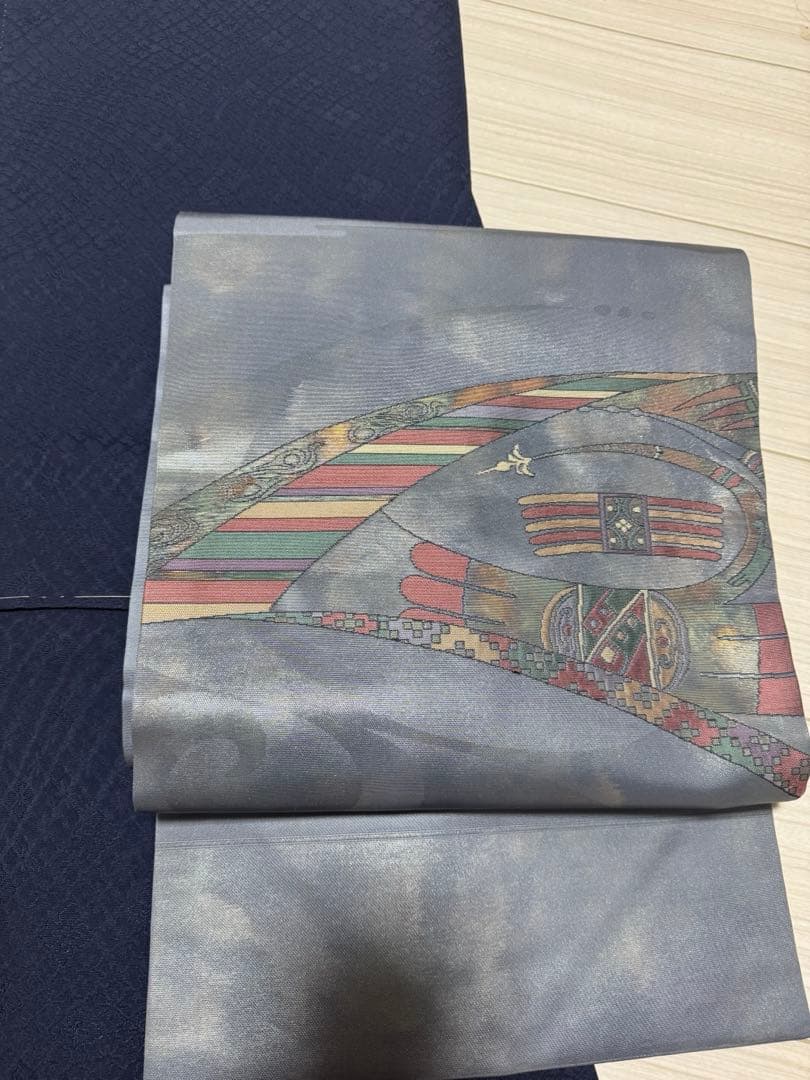 しつけ付き】紋付色無地 帯セット 紺色 灰色 正絹着物 - メルカリ