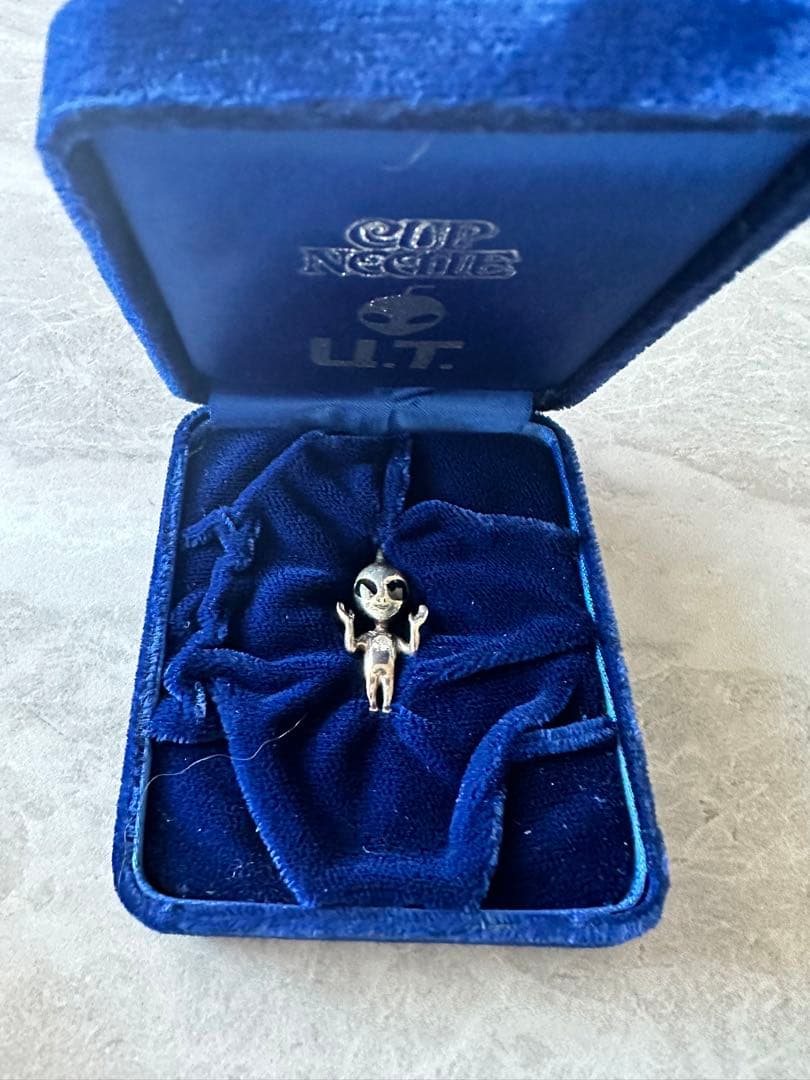 田中貴金属製】輝け！ U.T. 宇宙人 ペンダントトップダイヤモンド0.1ct