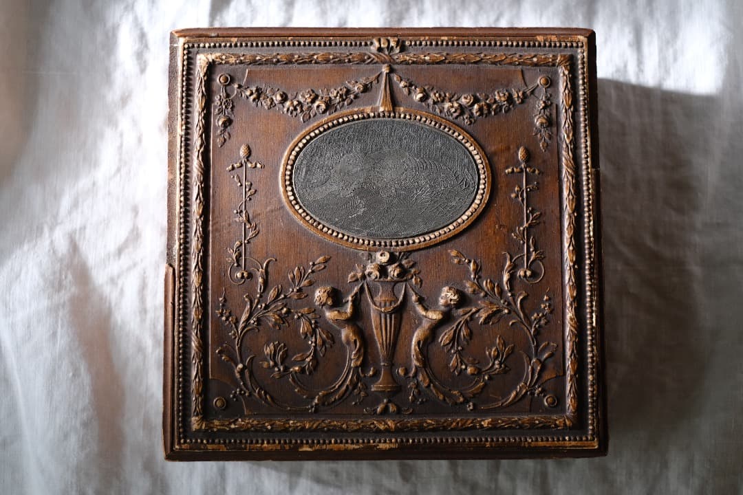フランスアンティーク｜ネオ・ルネサンス様式の木箱 ルネサンス様式の特徴的なデザイン 1900年頃 フランスアンティーク