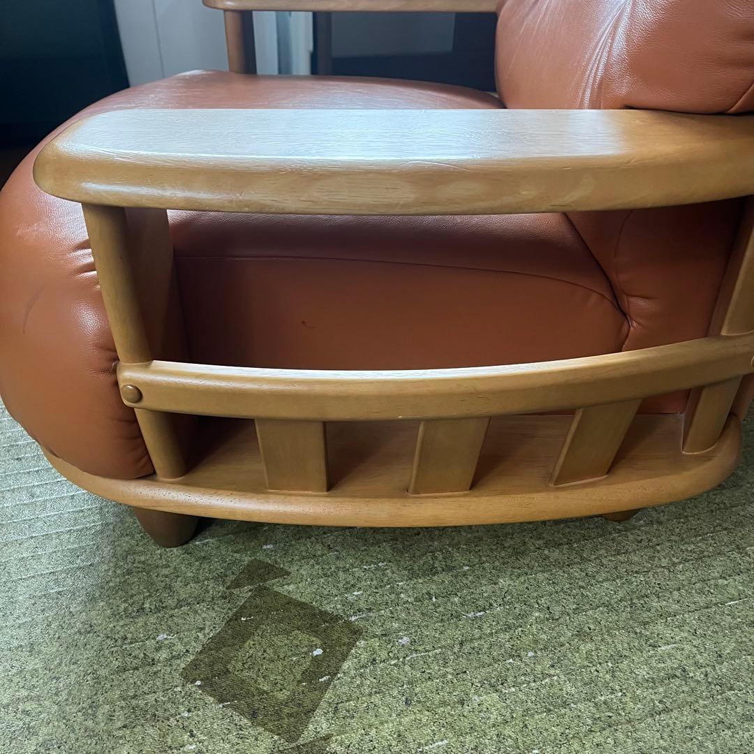 カリモク 回転式アームチェア ソファ 1人掛け ラック付き たのめる便