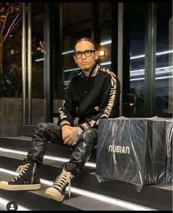 yzerr 着用 needles スタジャン - メルカリ