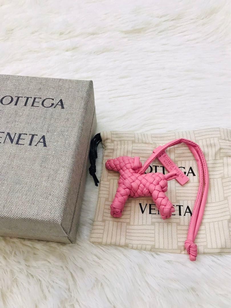 Bottega Veneta 犬型キーホルダー ダークグレー - メルカリ
