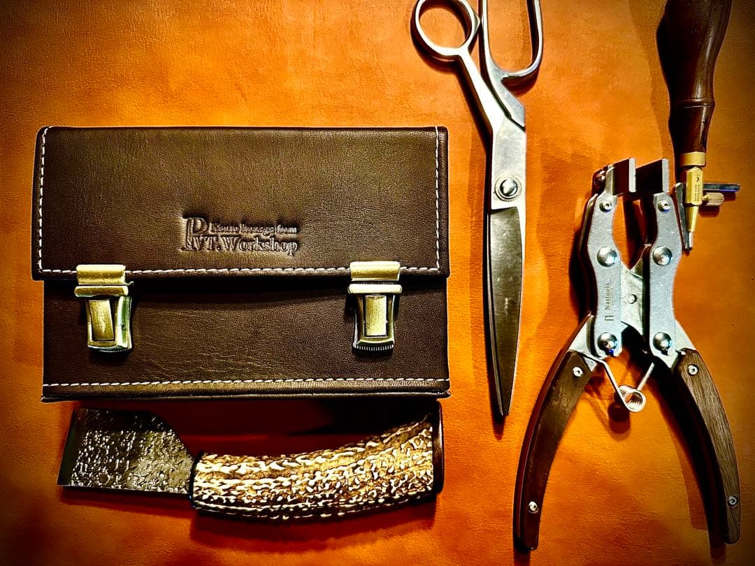 月末SALE！Pvt.Workshop極 本革デッキケース ダークブラウン - メルカリ