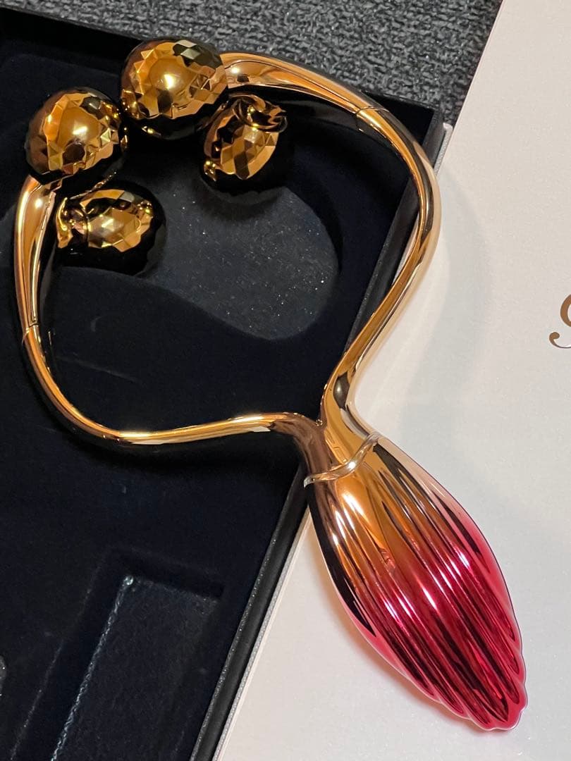 美品/リファ/フェイスローラー ゴールドと赤のグラデーション