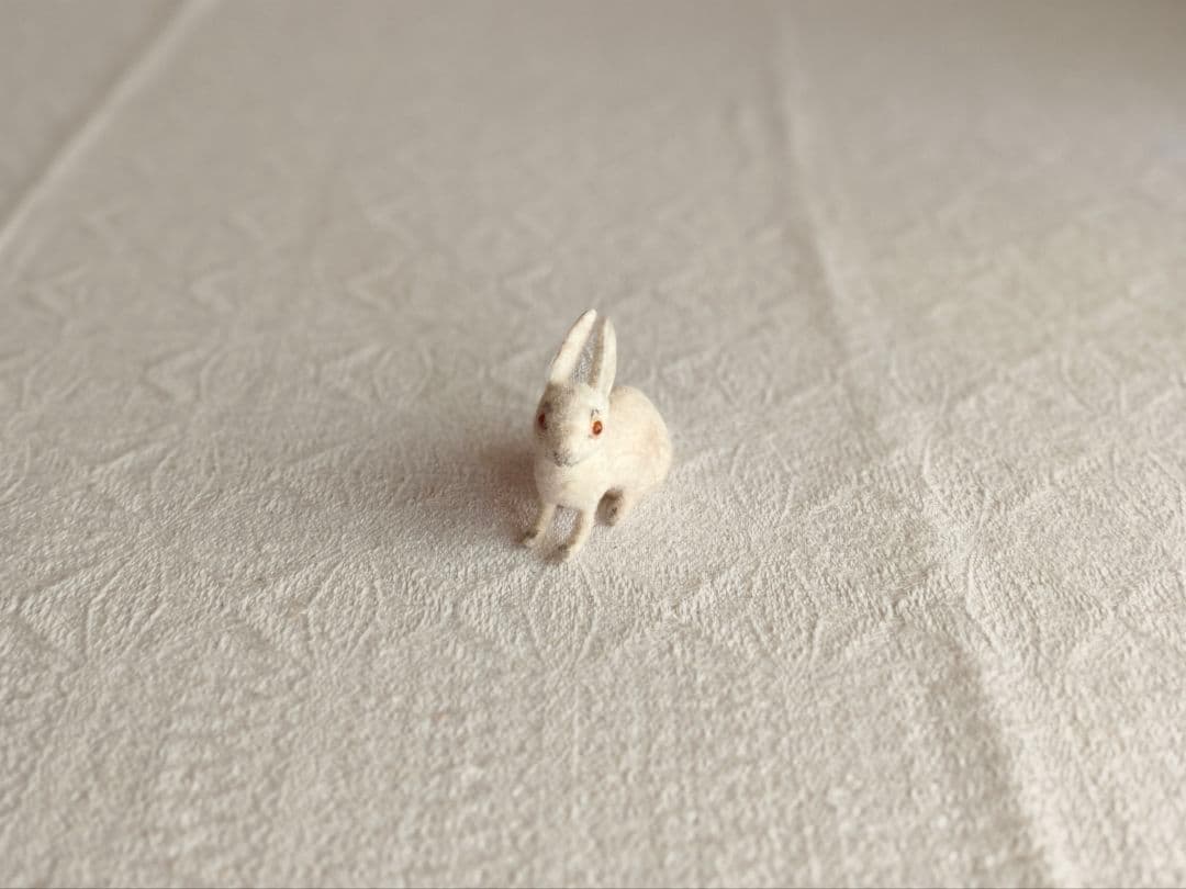 vintage figure ୨୧ * 真っ白な 可愛い ウサちゃん - メルカリ