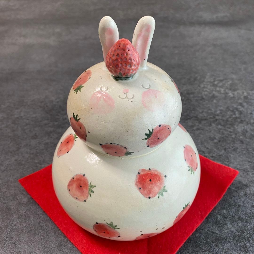 新品【やまぐちあさこ】粉引きイチゴうさぎの鏡餅(大) 中評価】三幸製菓 もちきゅあ いちご大福風味の感想・クチコミ・商品