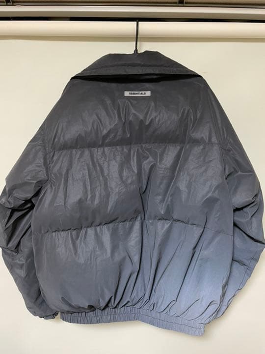 fear of god essentials ダウンジャケット Fear of God ESSENTIALS: Gray Holiday Ripstop Nylon Puffer Down