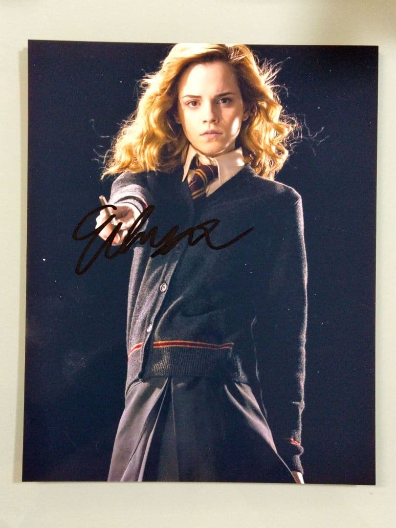 セール中…エマ・ワトソン直筆サイン入り超大型写真… - メルカリ