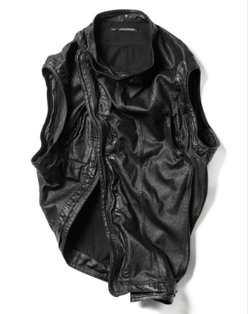 Julius ユリウス　ラッピング　コーティング　ジレ　ベスト　　BK1 JULIUS 25SS コーティングデニムベスト オールブラックスタイリング