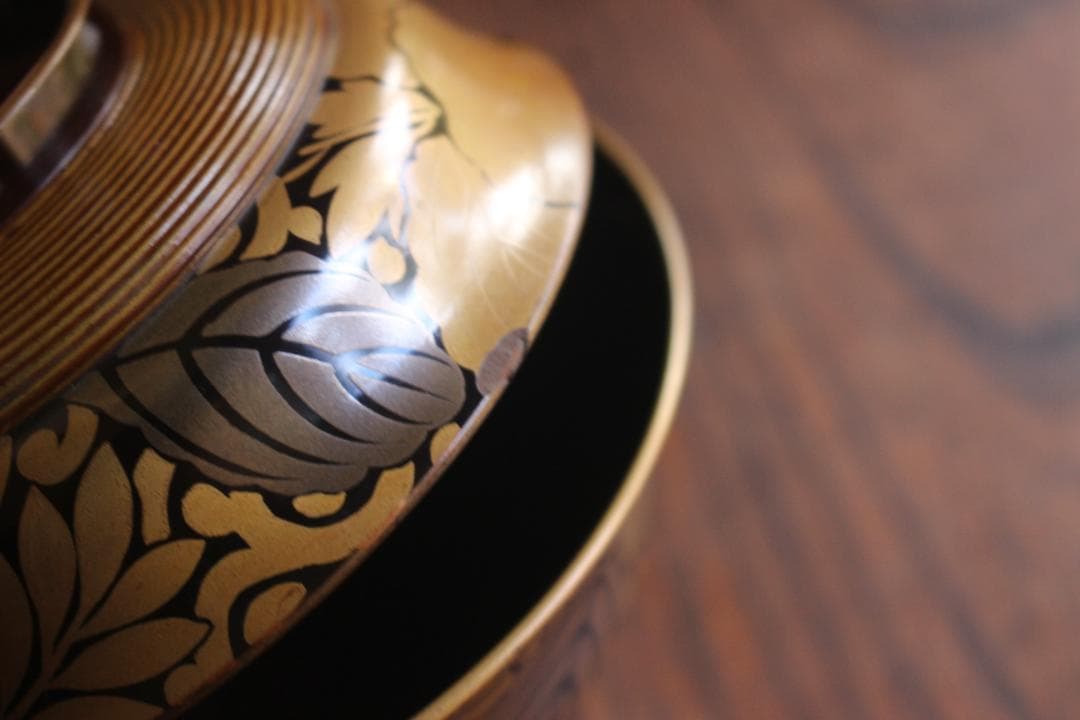 小傷あり！風情ある千筋糸目に極上桐花蒔絵の映えるお椀