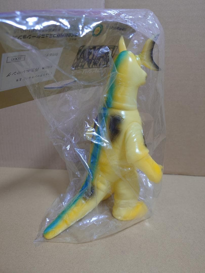 怪獣郷 再生エレキング 蓄光 ソフビ