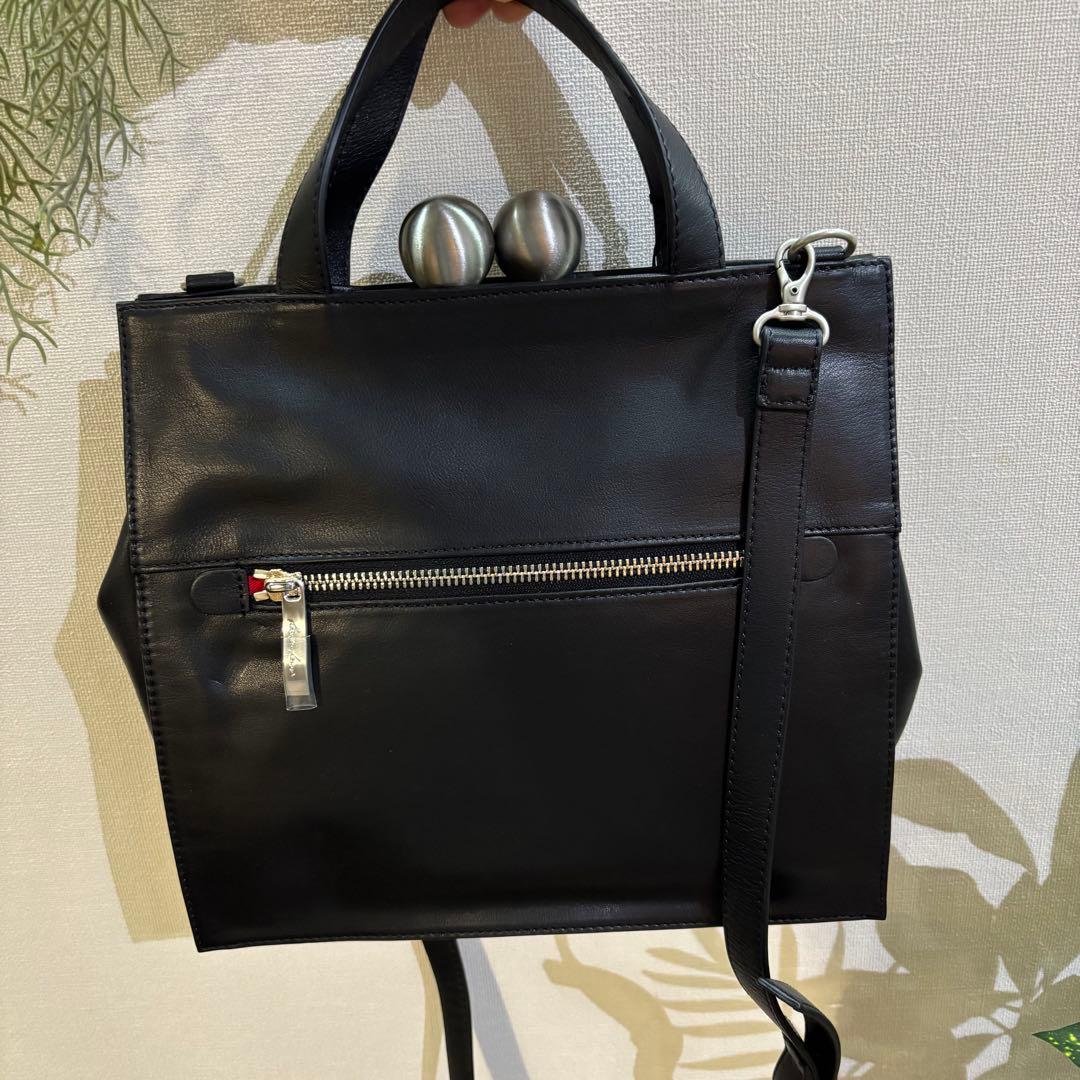 《2/1限定価格》カワカワ　がま口　口金ショルダー　定価5.5万円　定番ブラック