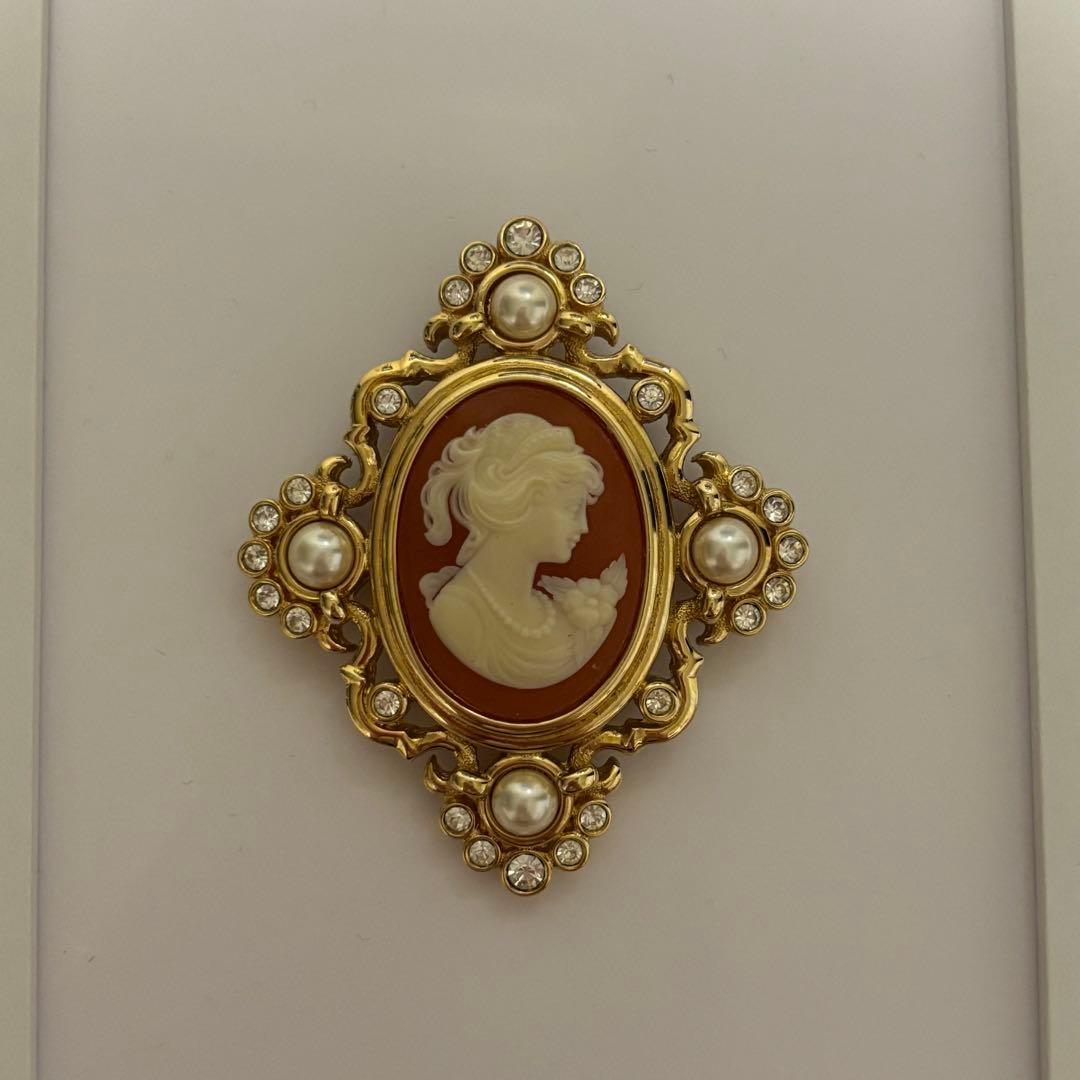 バーバリー　カメオ　ブローチ パール Amazon.co.jp: ブローチラグジュアリーカメオブローチピンクブルー
