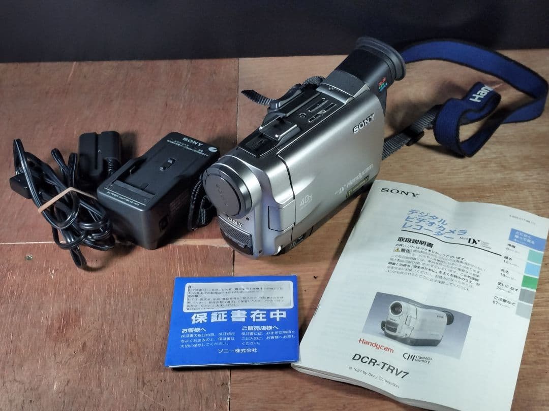 Sony ビデオカメラバッテリー、充電器、取説付き DCR-TRV7 Sony ビデオカメラバッテリー、充電器、取説付き DCR-TRV7
