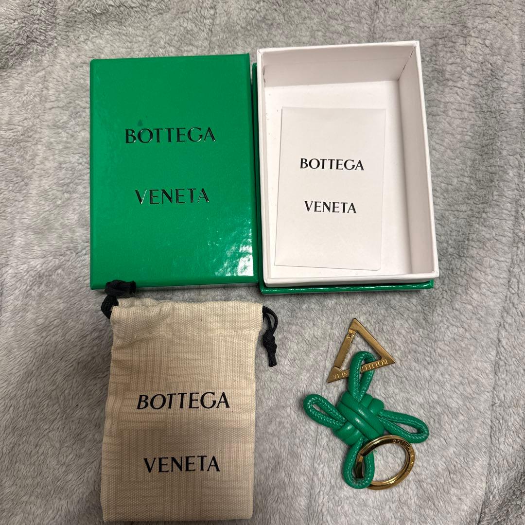 BOTTEGA VENETA グリーンレザーキーホルダー BOTTEGA VENETA ボッテガヴェネタ イントレチャート 現行品 パラキート