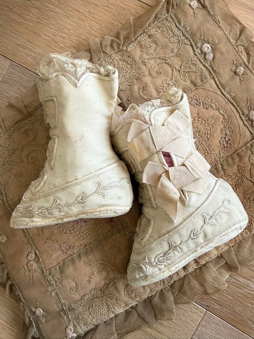 フランスアンティーク超ゴージャスレース刺繍のビクトリアンベビーブーツ