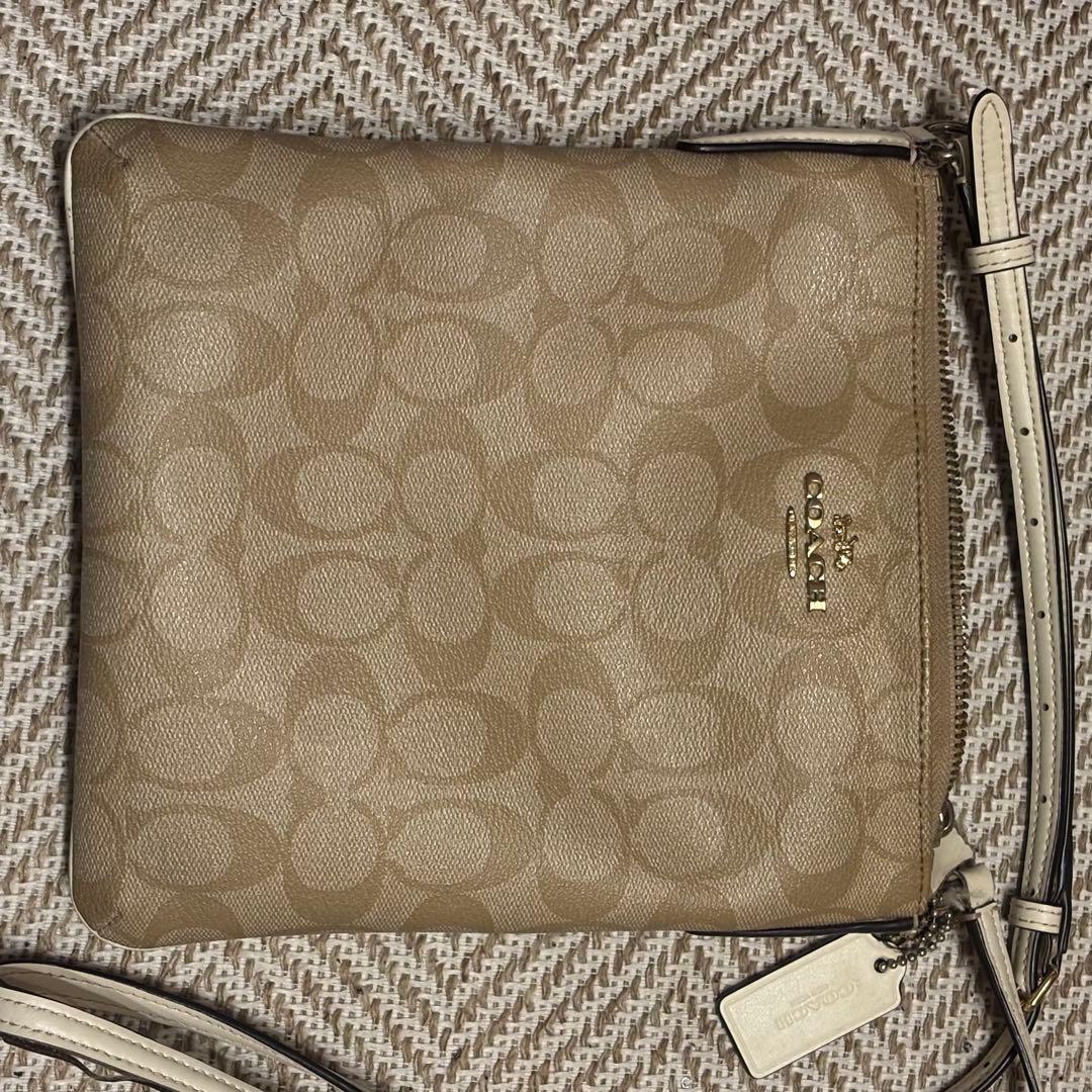 COACH ベージュ レザー ショルダーバッグ - メルカリ